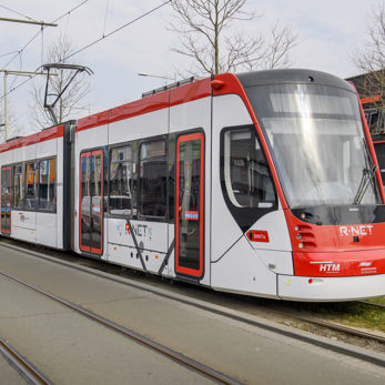 Wit-rode Avenio tram op De Werf HTM Avenio tram rood-wit op De Werf