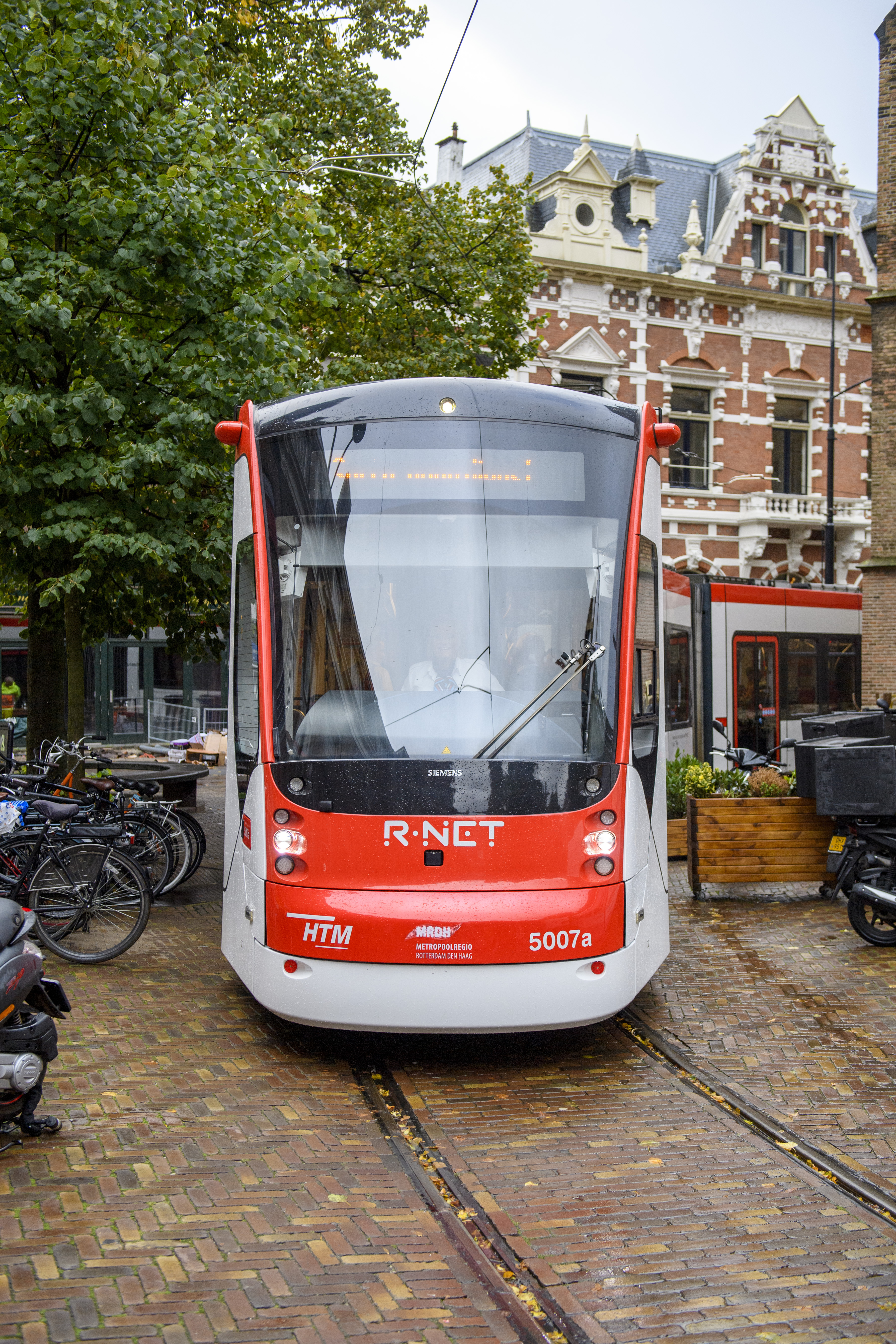 Wit met rode HTM tram rijdt in Den Haag