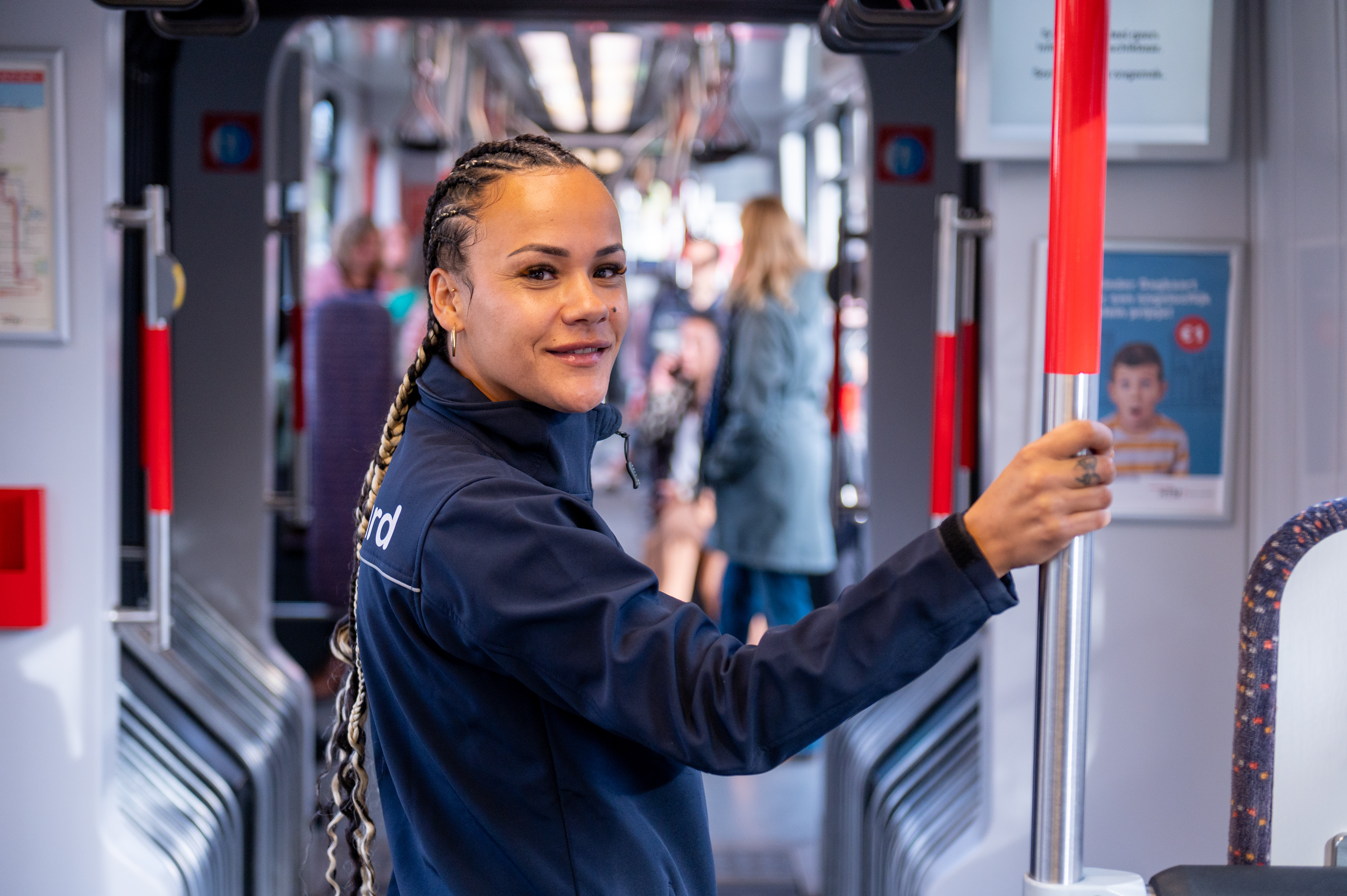BOA controleur staat in HTM tram en kijkt in de camera