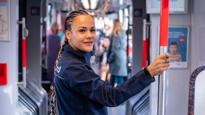 BOA controleur staat in HTM tram BOA controleur staat in HTM tram en kijkt in de camera