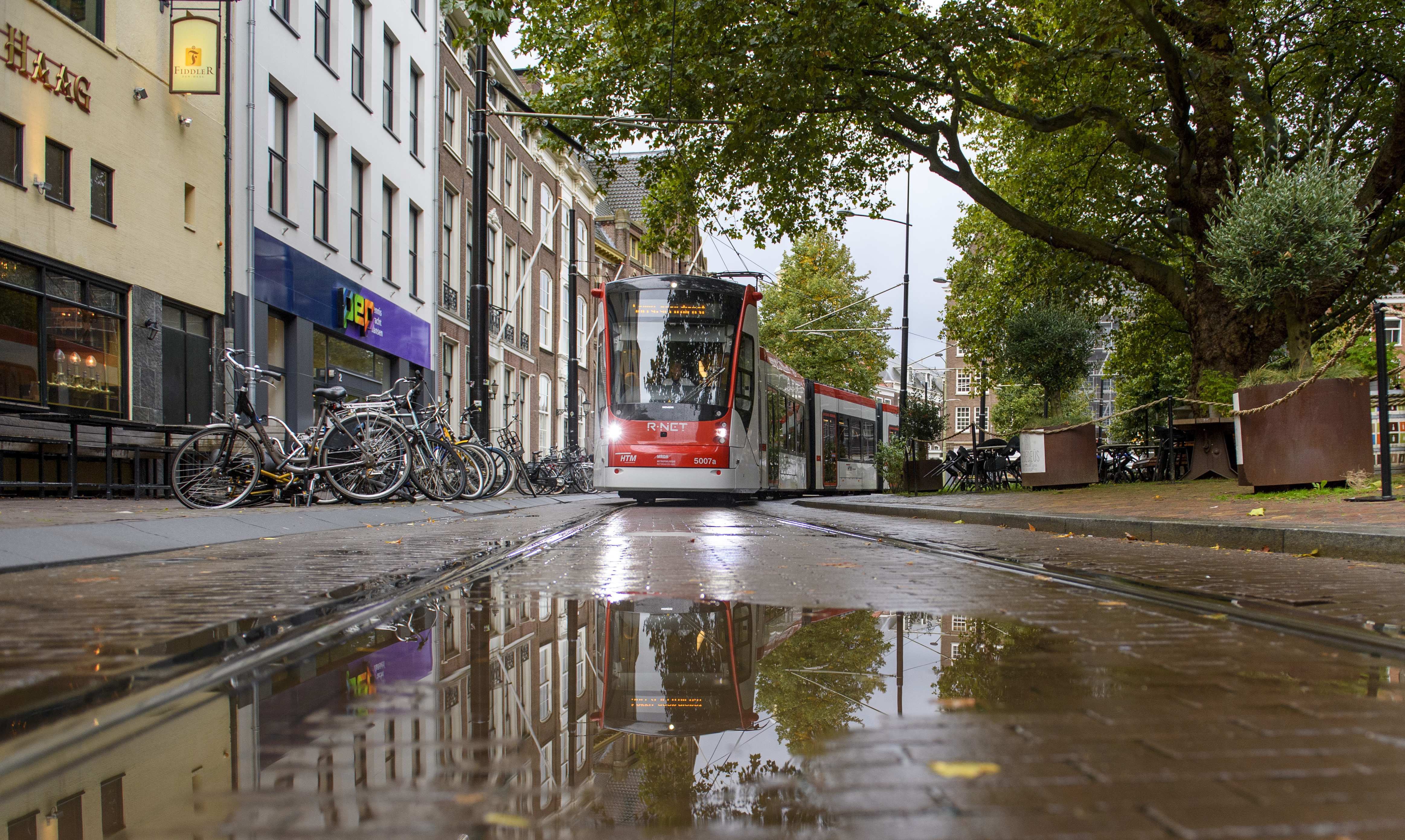 Wit met rode HTM tram rijdt in Den Haag