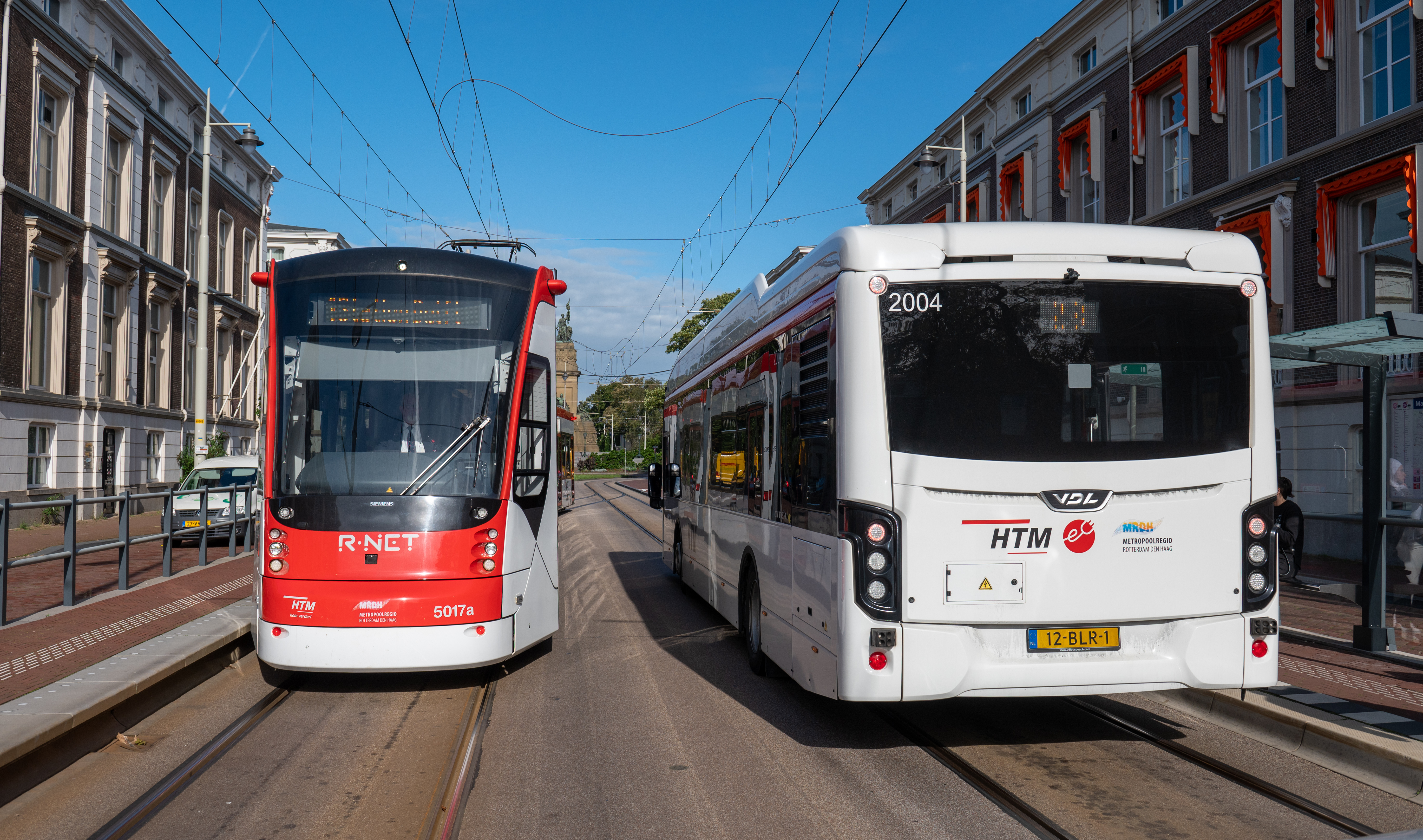 Avenio rood-wit en elektrische bus VDL naast elkaar