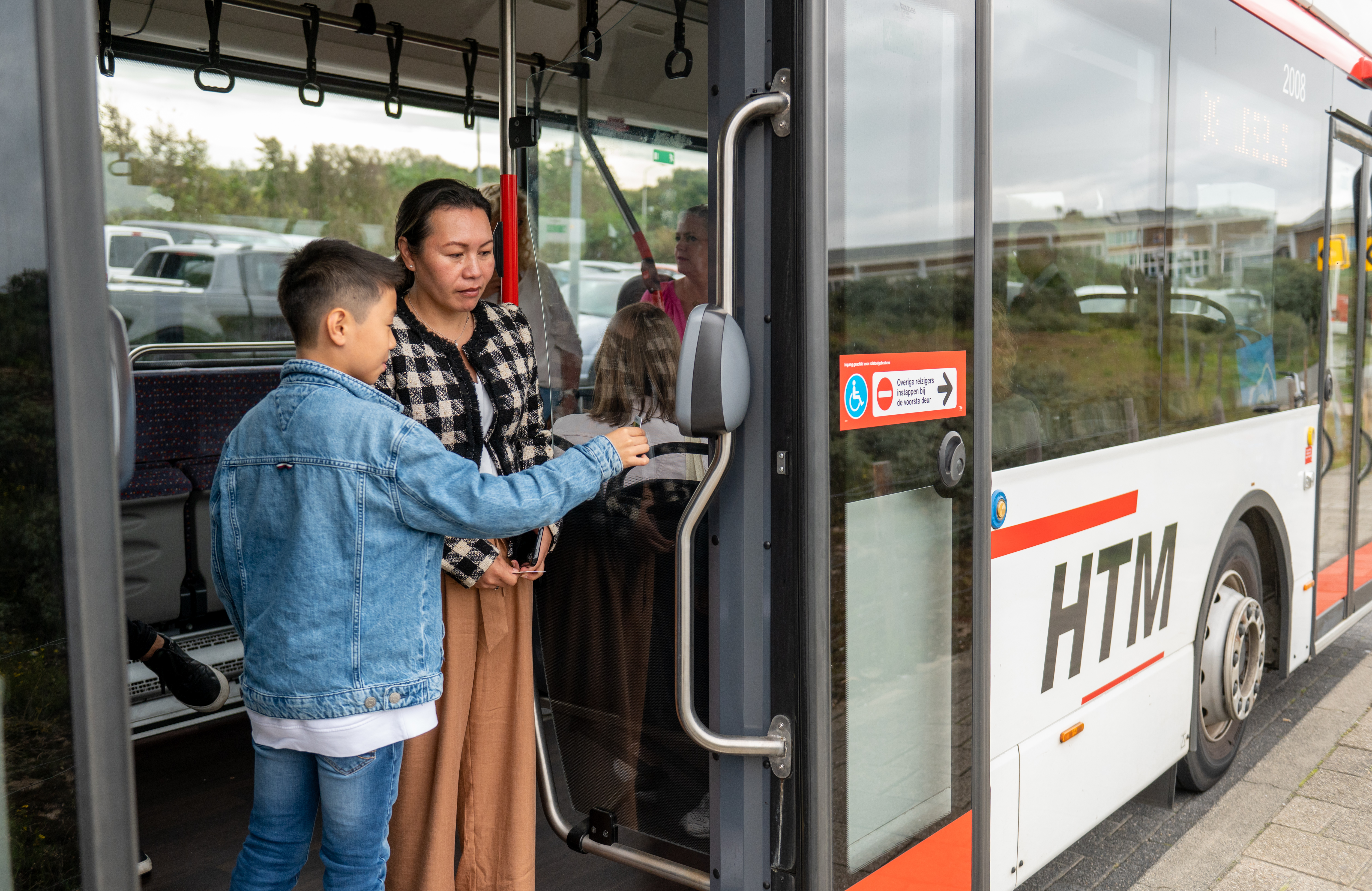 HTM reizigers checken uit met OV-chipkaart