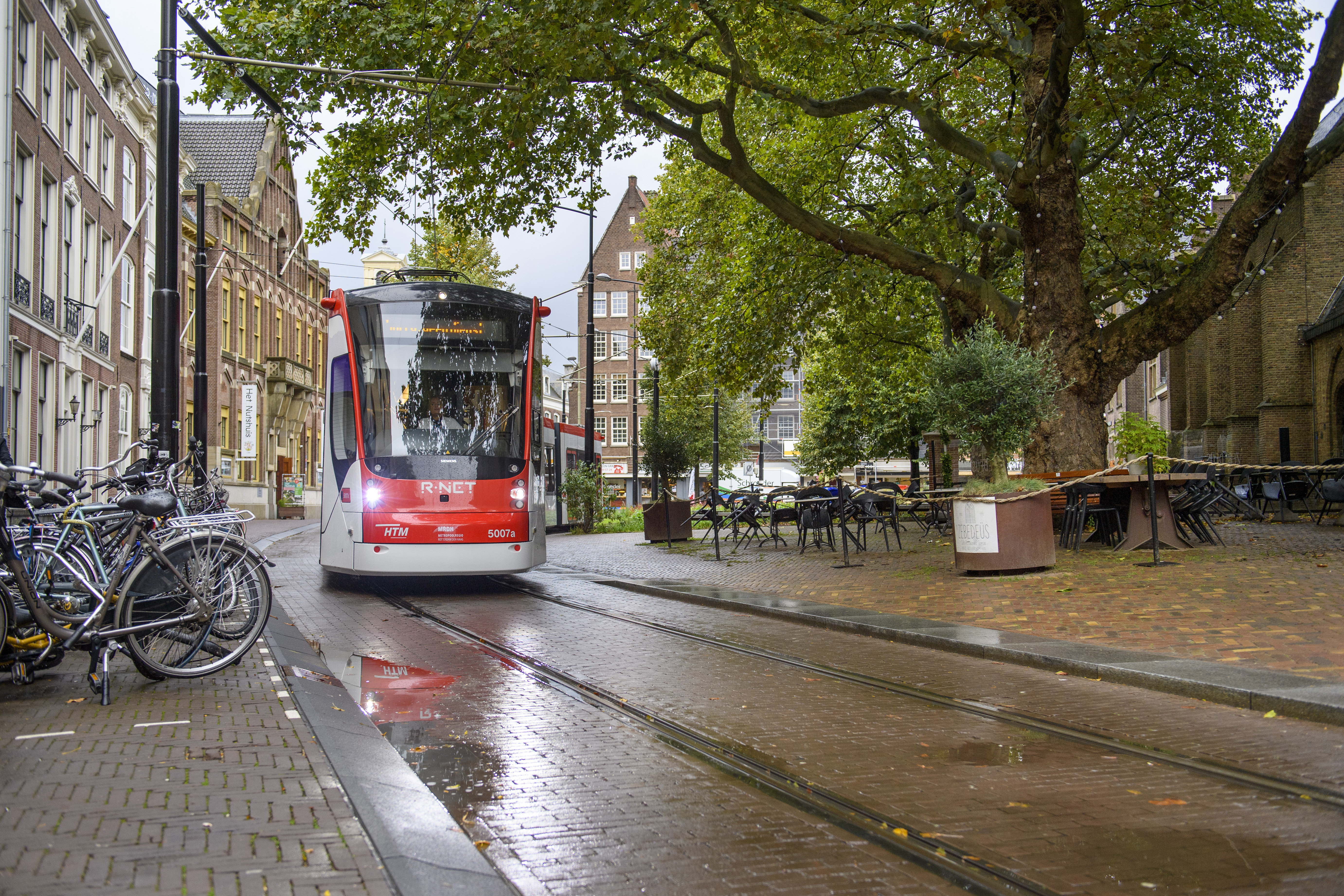 Wit met rode HTM tram rijdt in Den Haag
