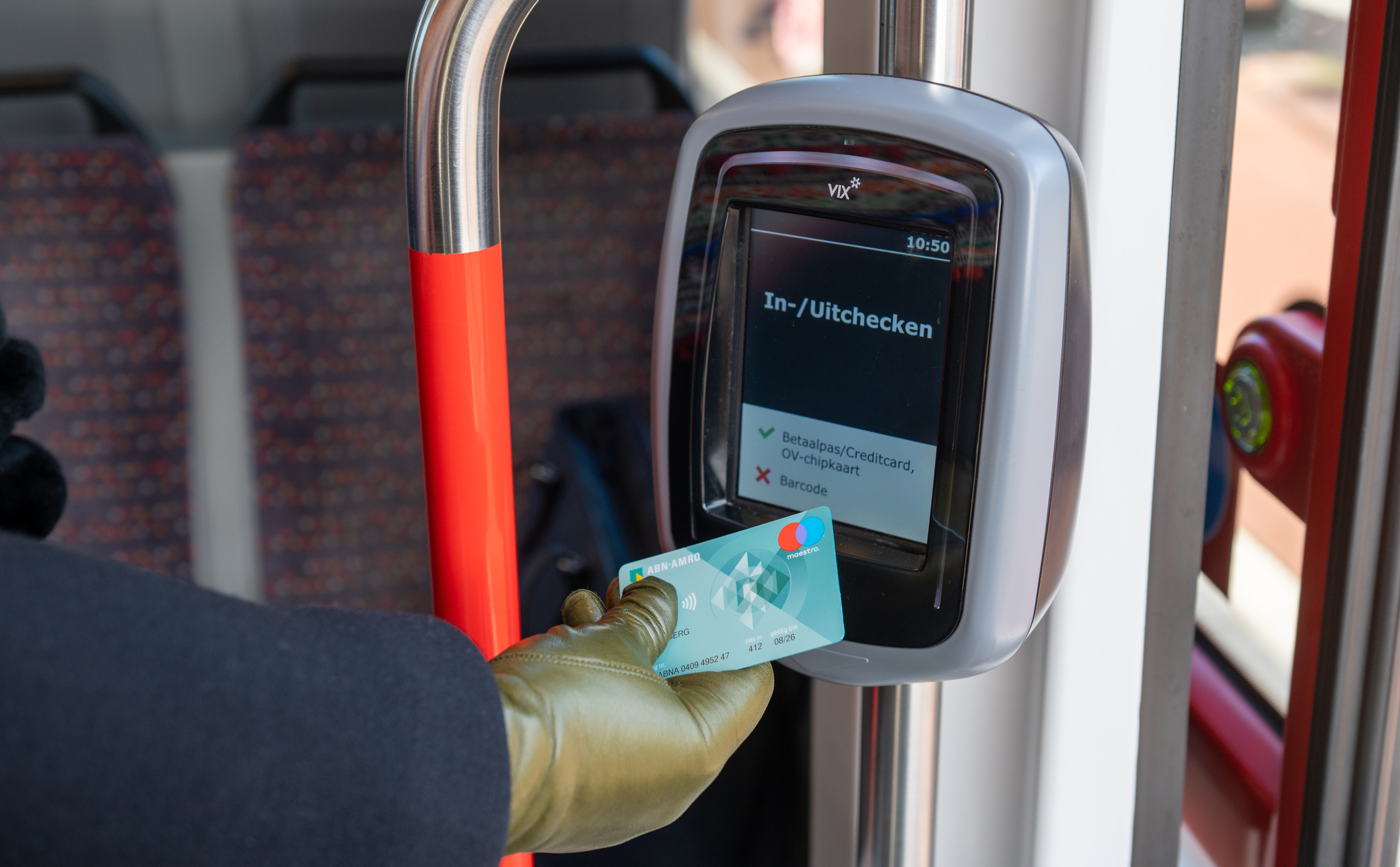 Reiziger checkt uit met OV-pay