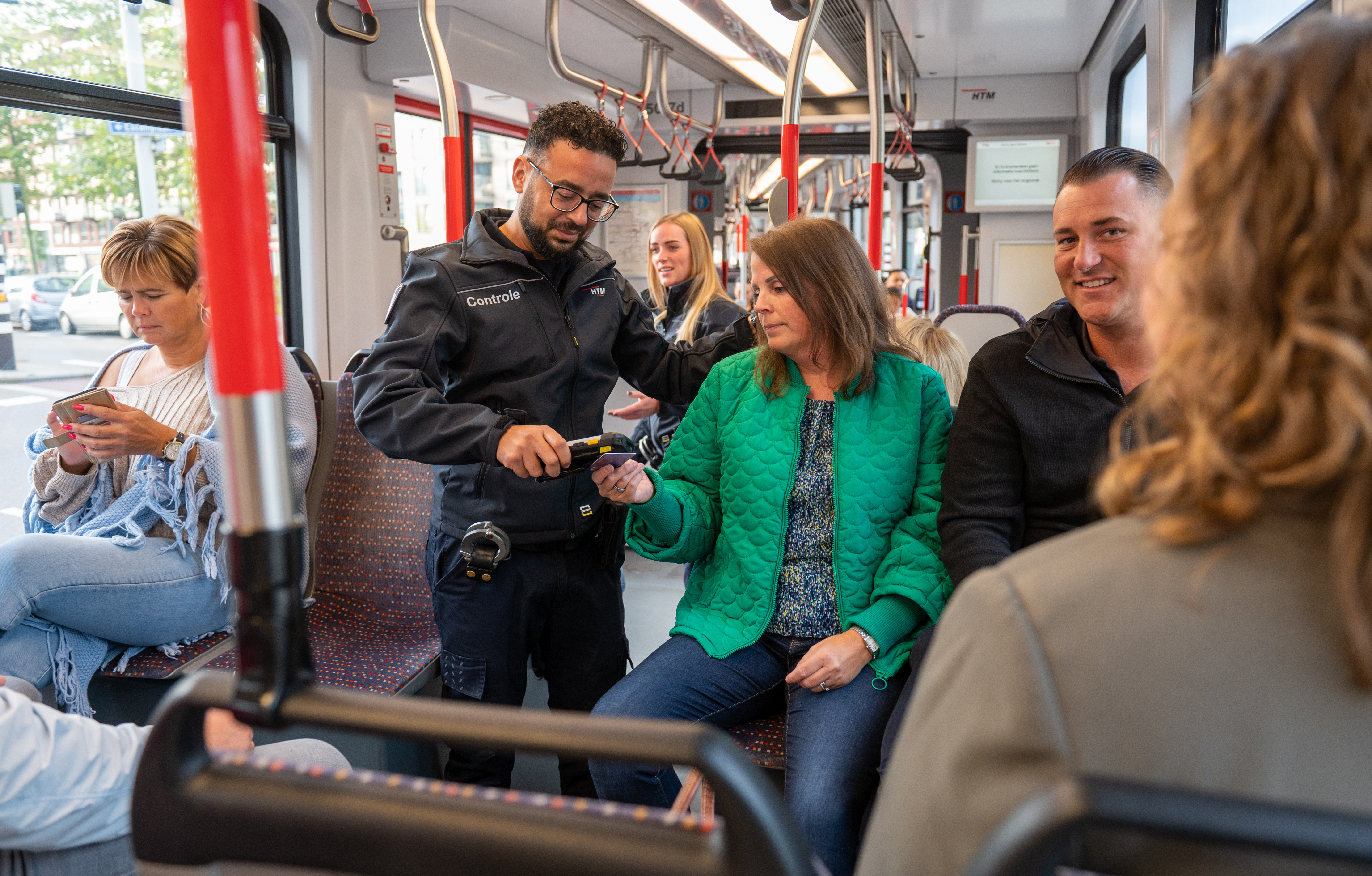 Vrouw wordt gecontroleerd in HTM tram