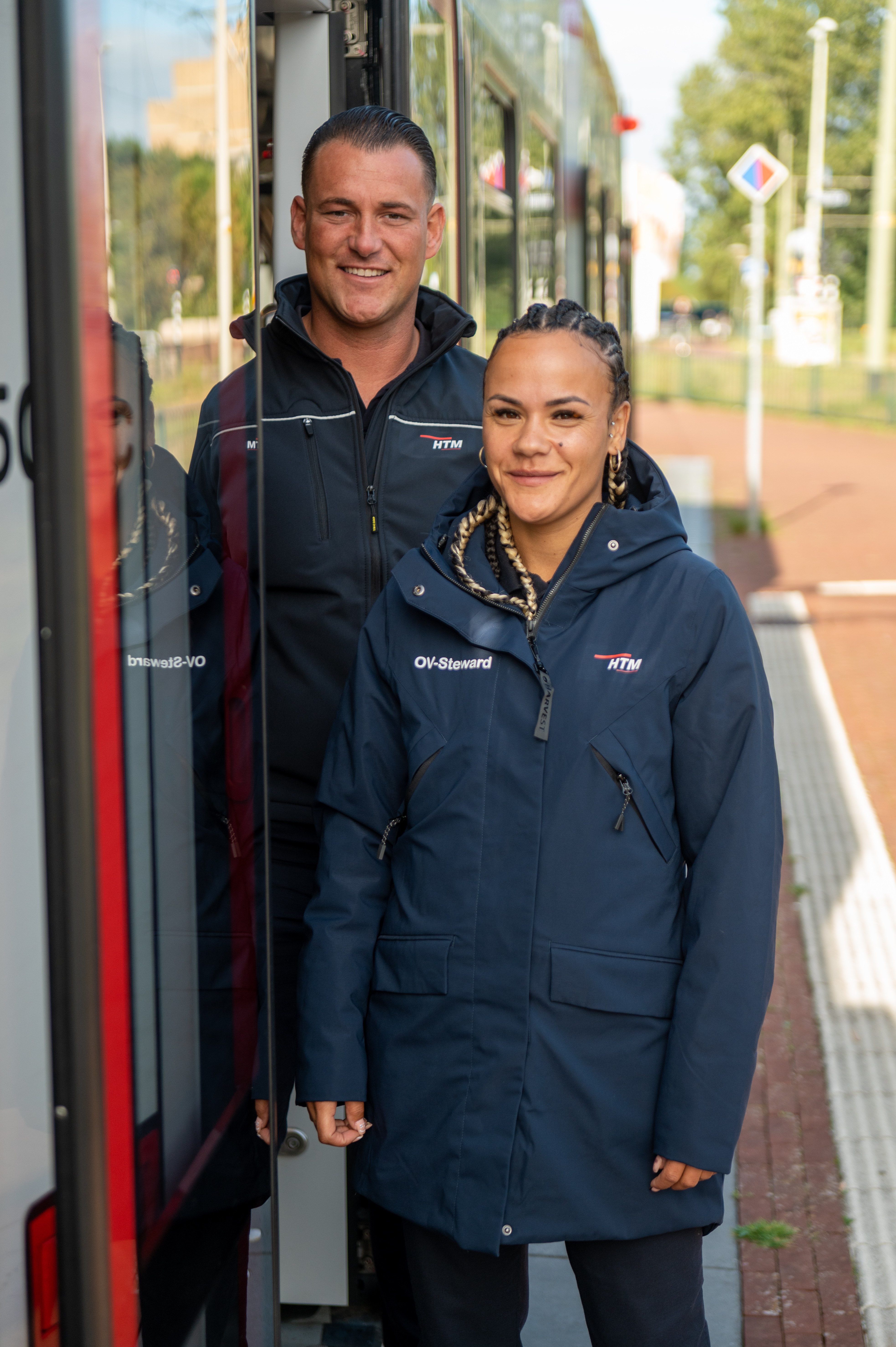 BOA controleurs staan in deuropening HTM tram en kijken naar de camera