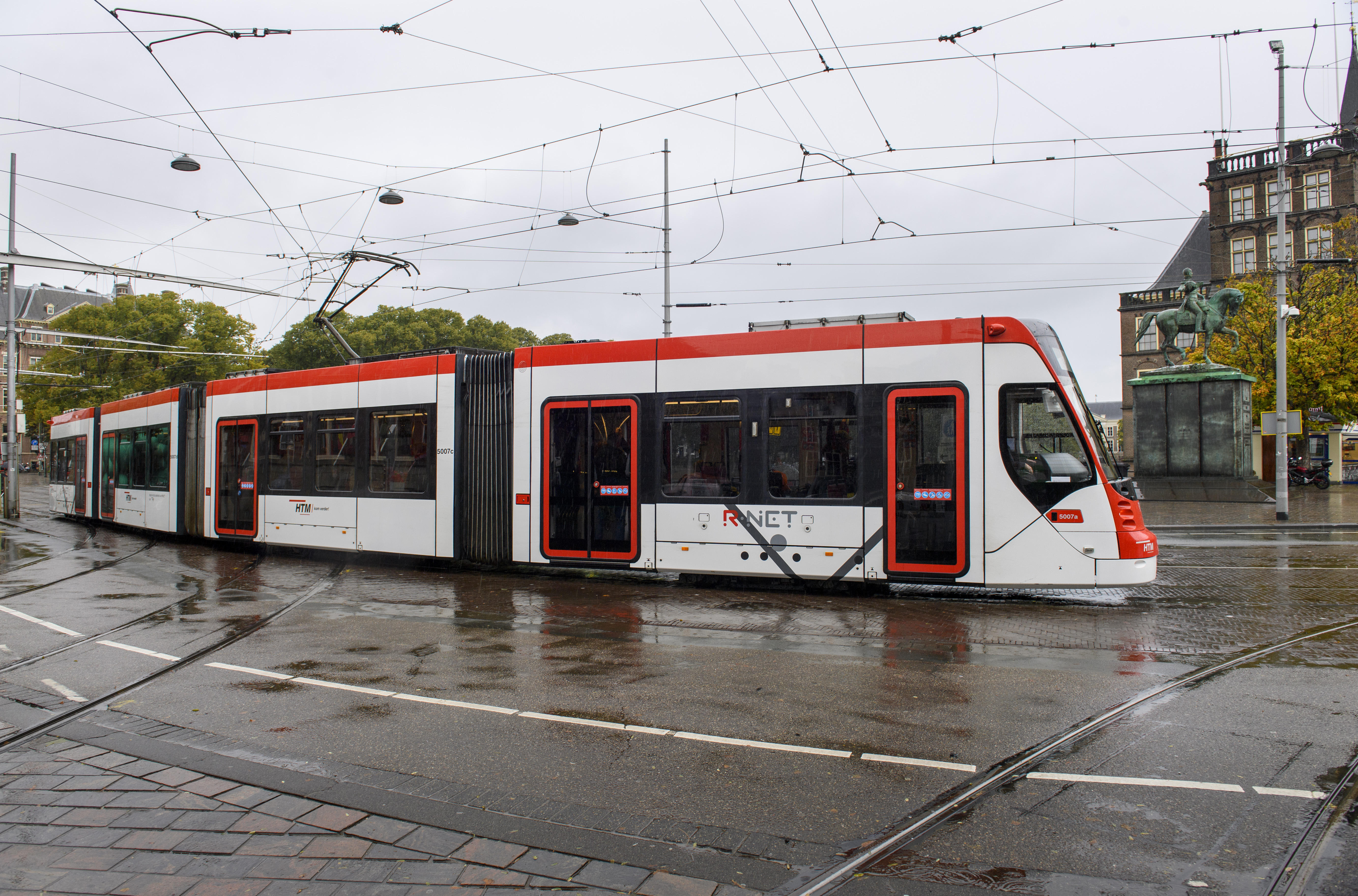 Wit met rode HTM tram rijdt in Den Haag