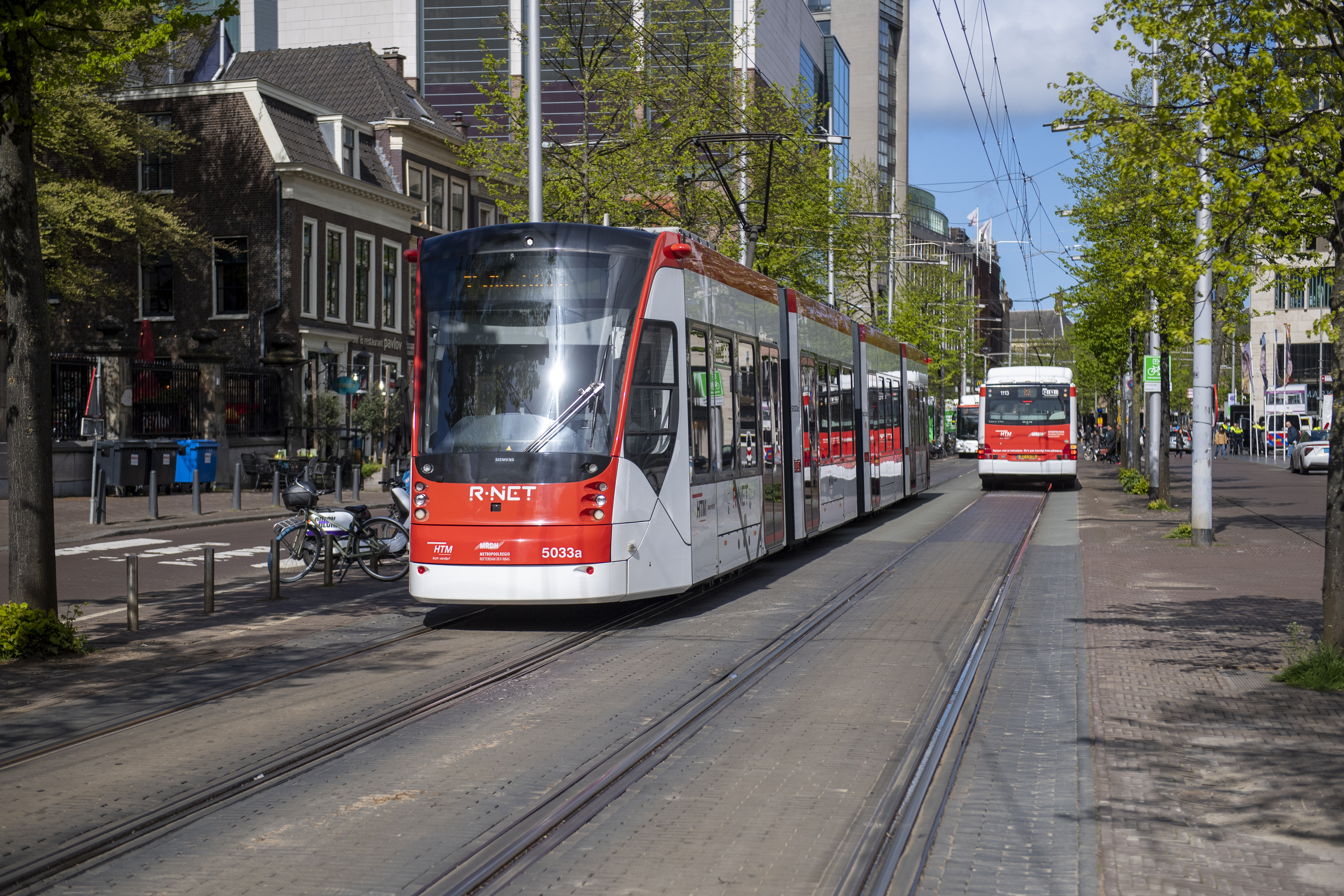 HTM bus en Aveniotram op het Spui (mei 2023)