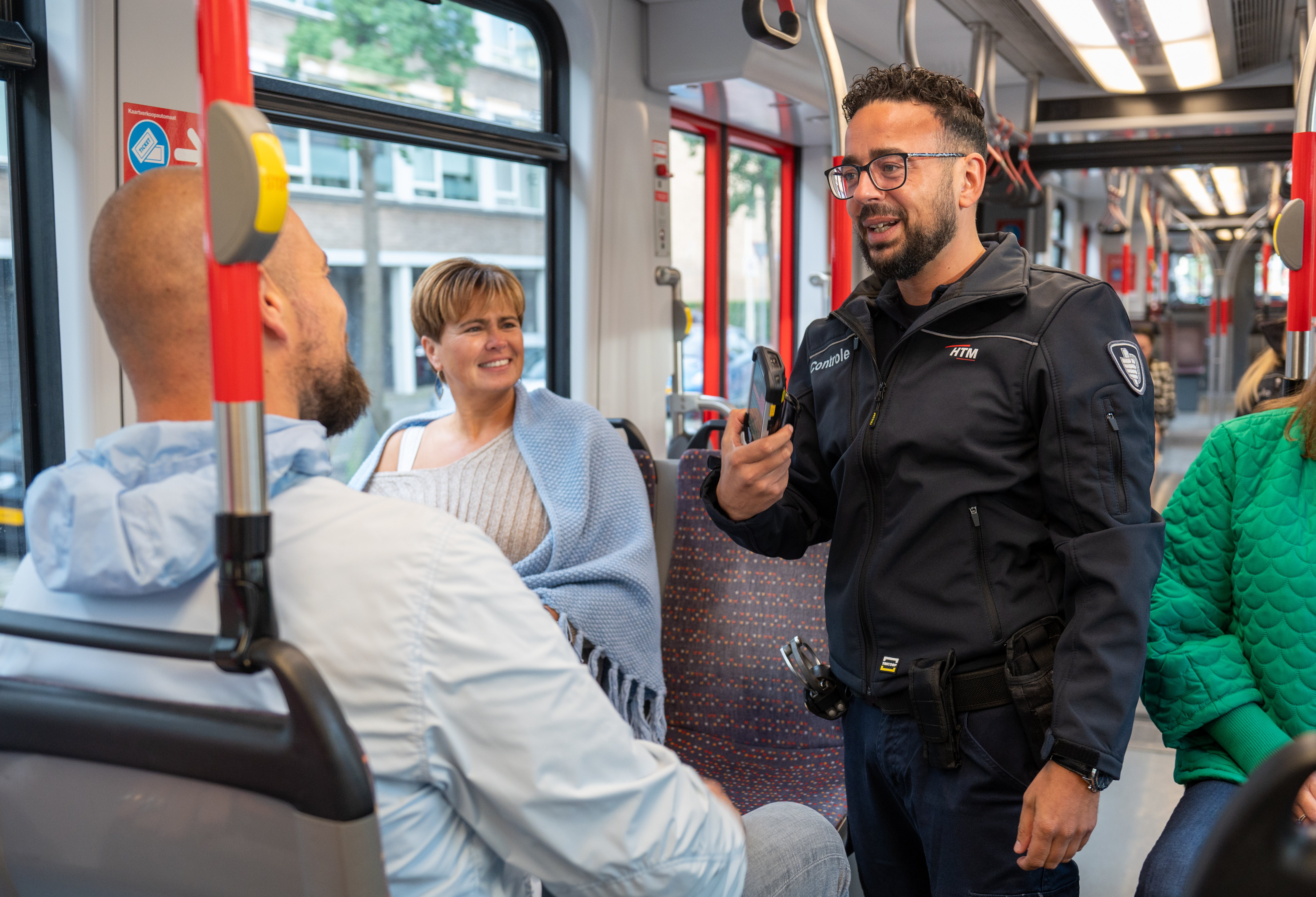 Man wordt gecontroleerd in HTM tram