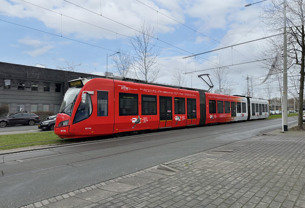 HTM Innovatietram rijdt door de straat