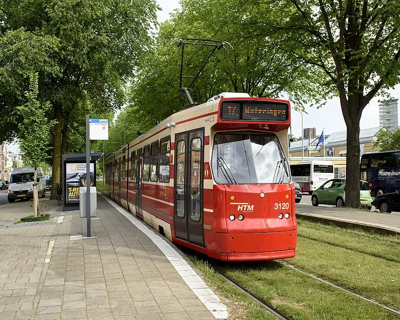 GTL tram staat bij tramhalte in Den Haag