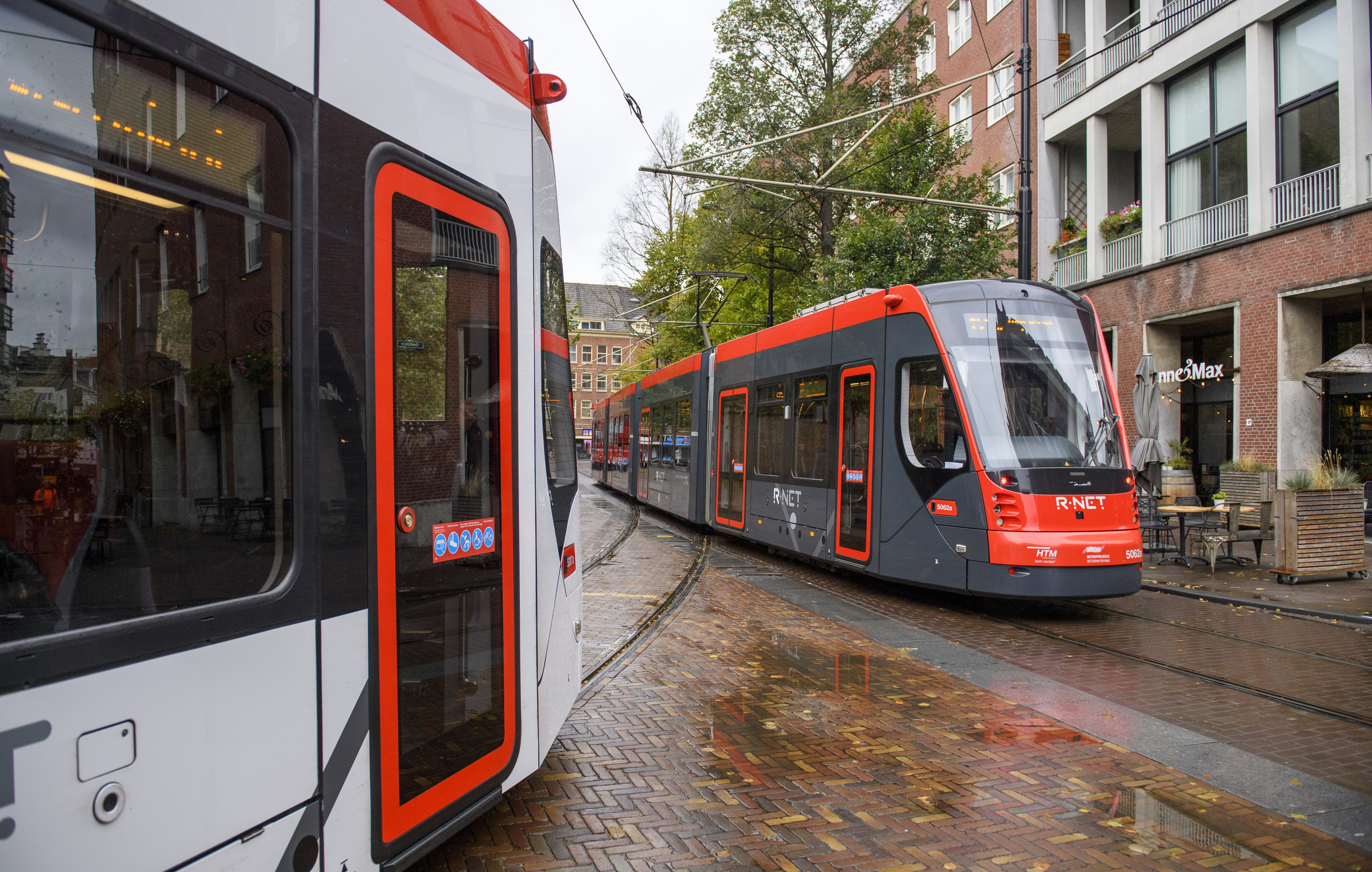 Twee HTM trams rijden trams achter elkaar