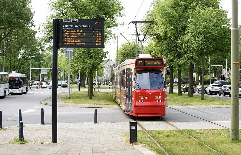 GTL rood met beige tram rijdt bij halte