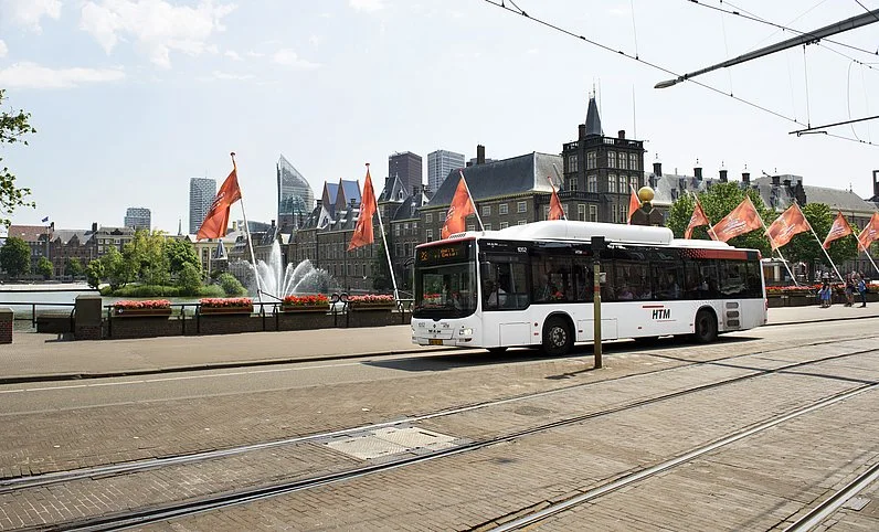 HTM bus rijdt langs Hofvijver Den Haag