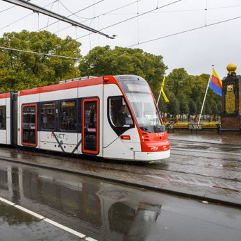 Wit met rode tram Wit met rode HTM tram rijdt bij Hofvijver Den Haag