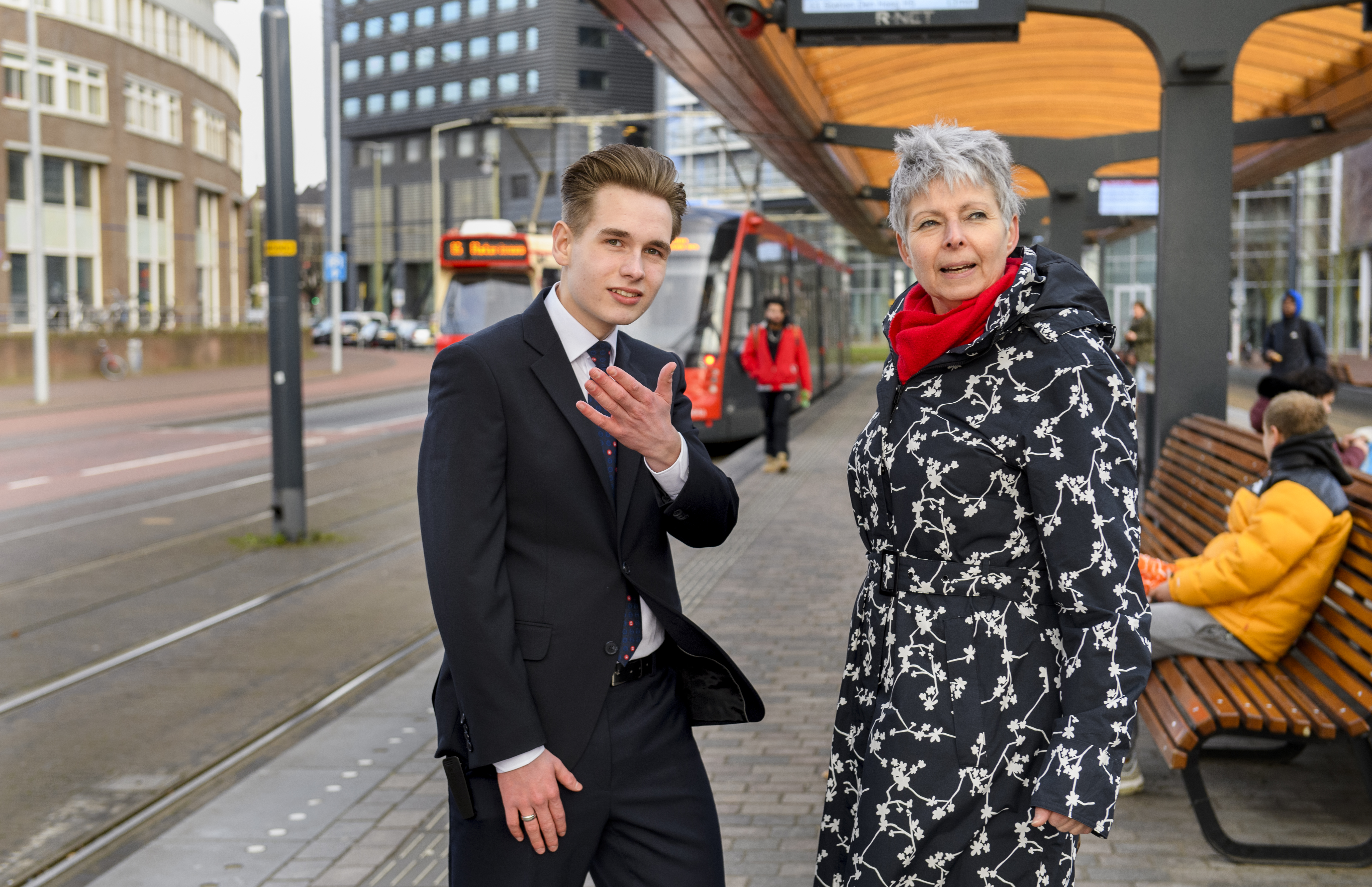 Ovsteward Jongeman in gesprek met oudere vrouw