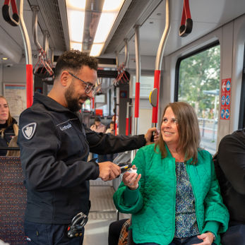 Vrouw wordt gecontroleerd in HTM tram Vrouw wordt gecontroleerd in HTM tram