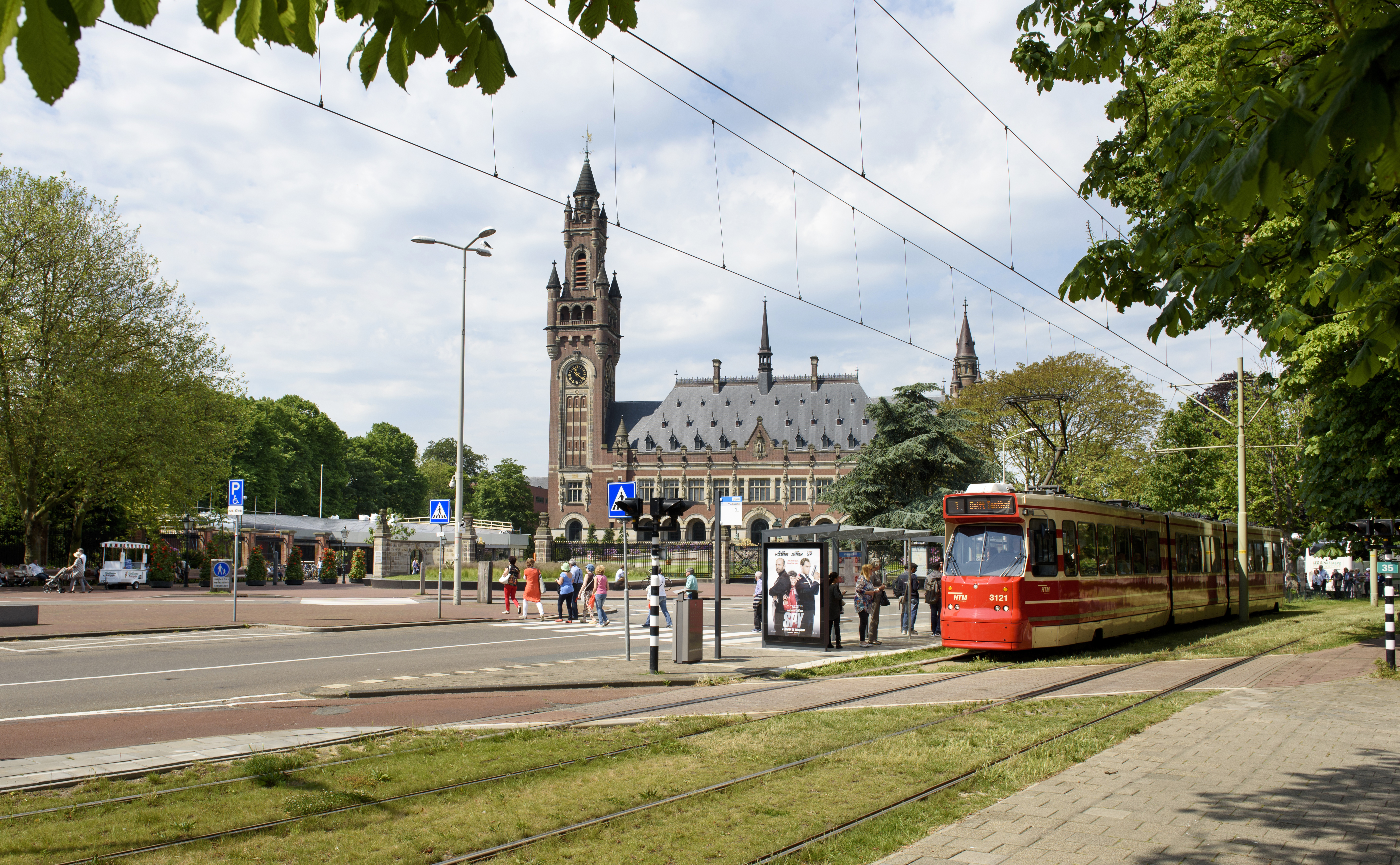HTM GTL tram rijdt voor Vredespaleis Den Haag