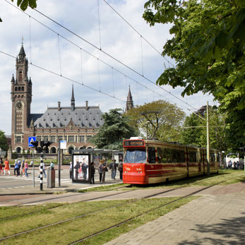 GTL tram rijdt voor Vredespaleis Den Haag HTM GTL tram rijdt voor Vredespaleis Den Haag