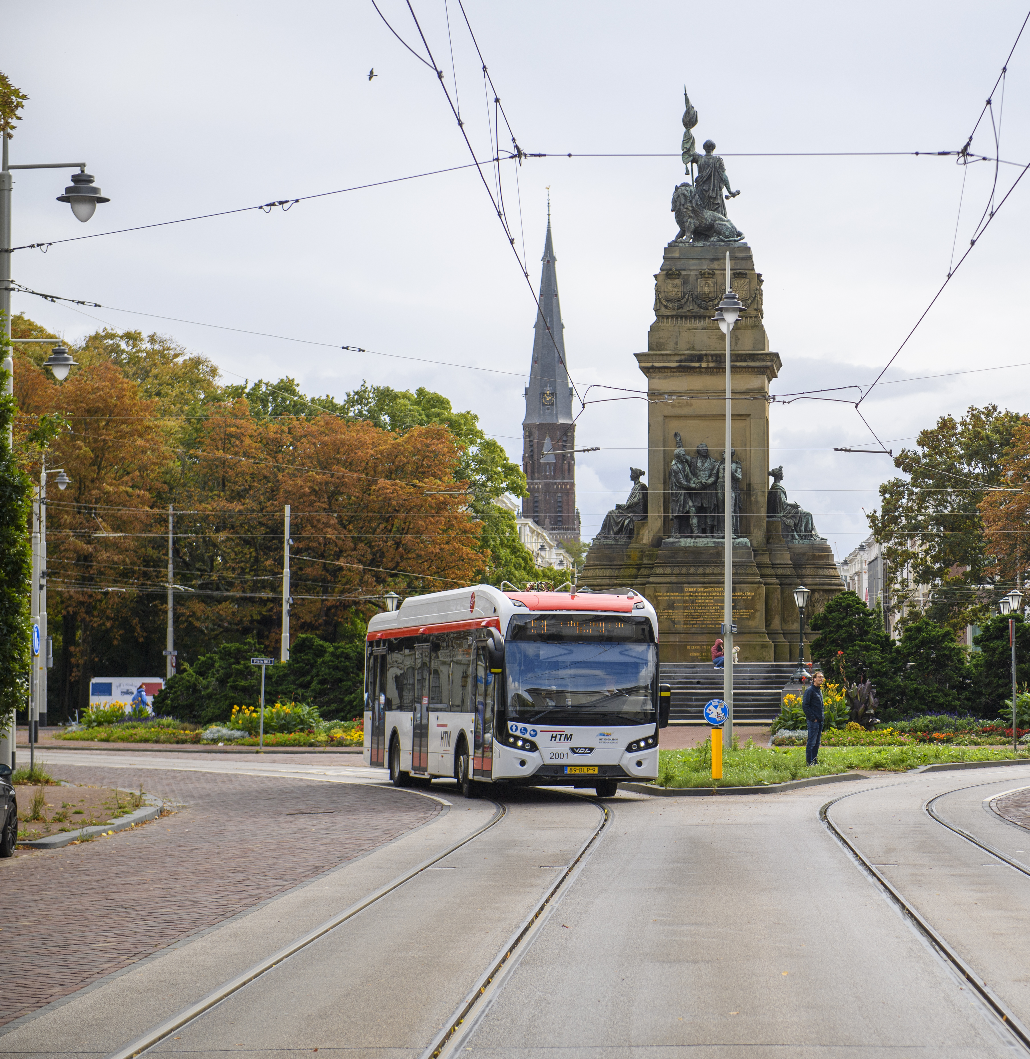 HTM bus rijdt voor het vredespaleis in Den Haag