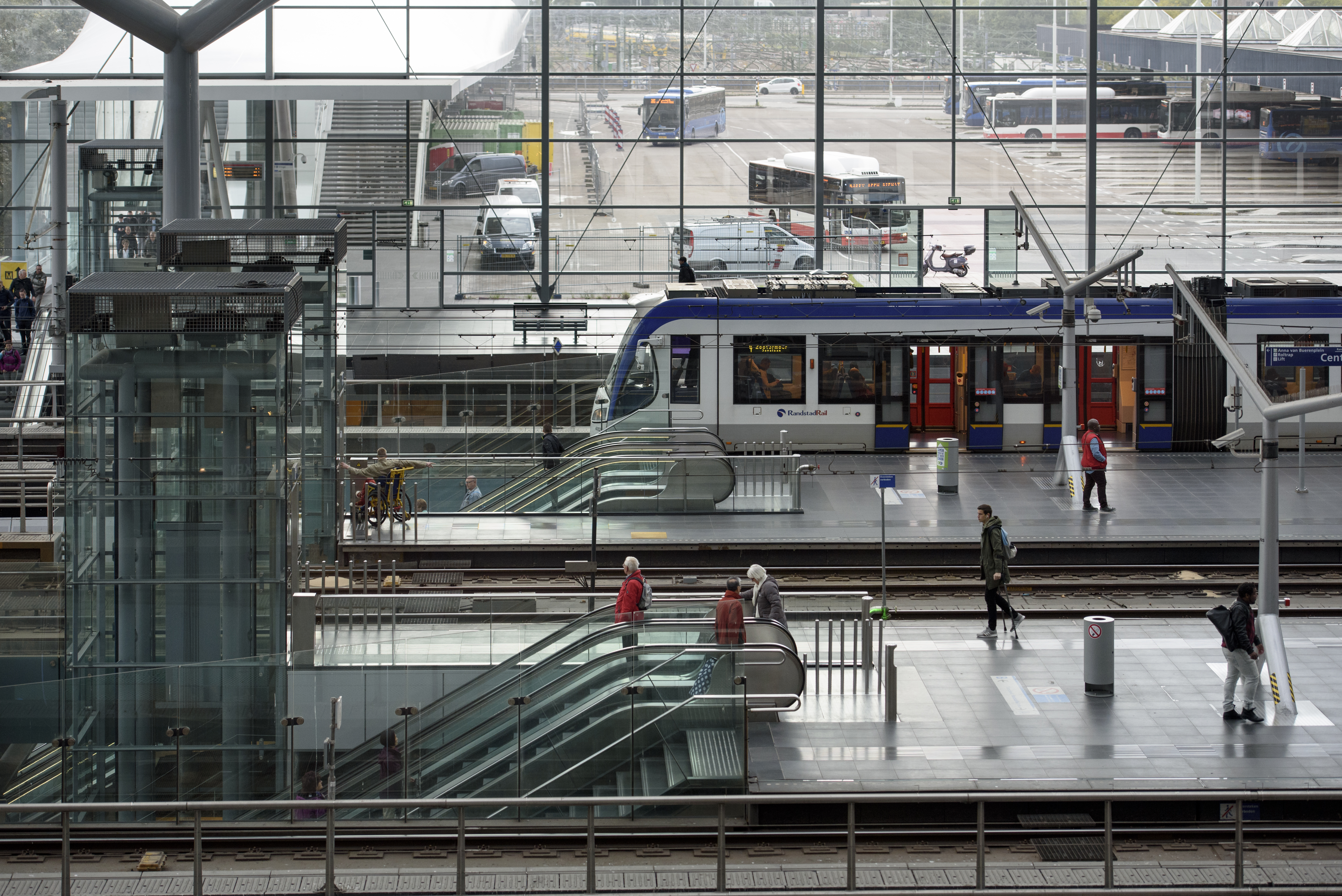 Randstadrail tramplatform station Den Haag Centraal 
