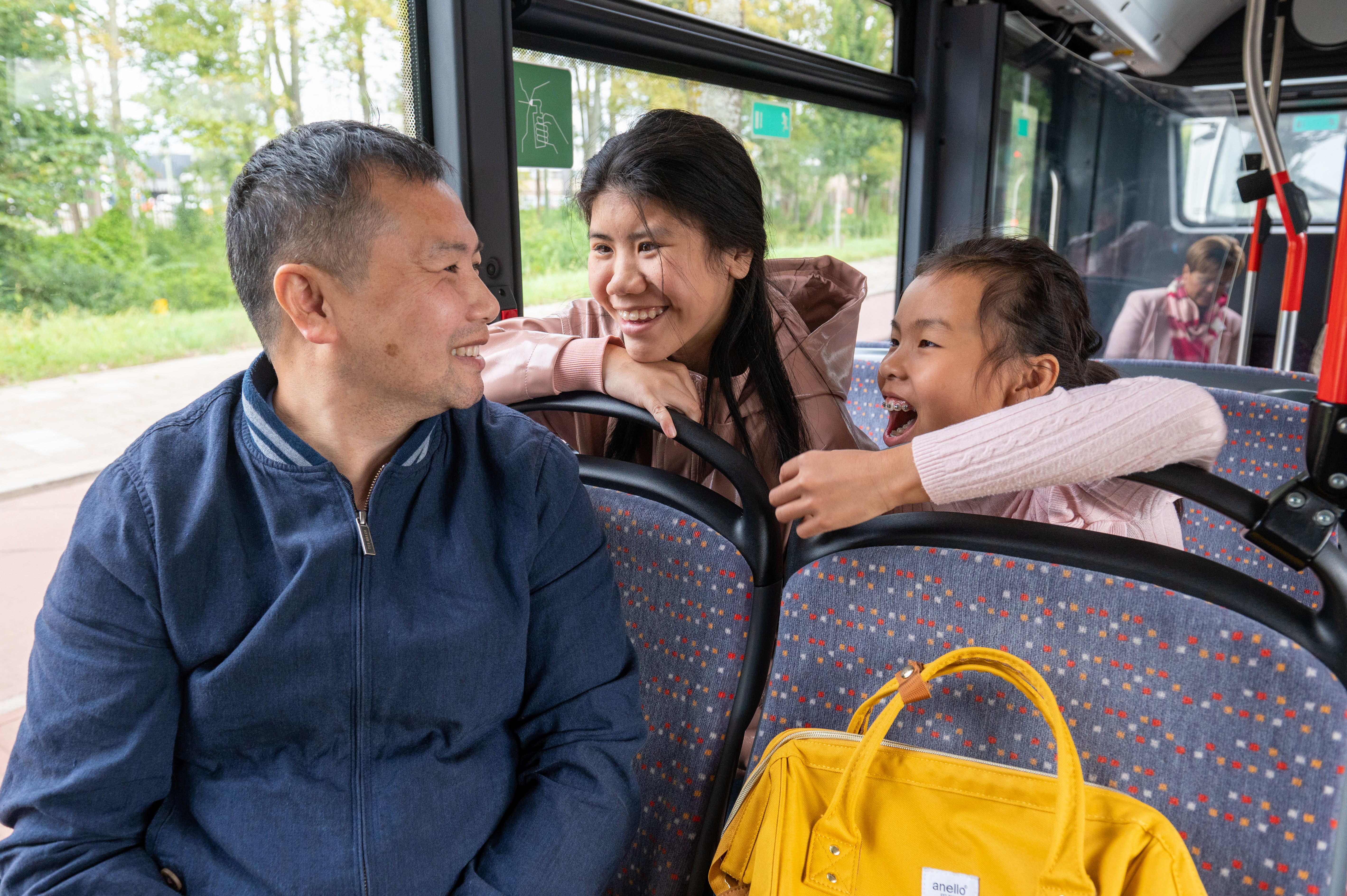 Man met kinderen in HTM bus