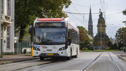 Bus rijdt voor het vredespaleis in Den Haag HTM bus rijdt voor het vredespaleis in Den Haag