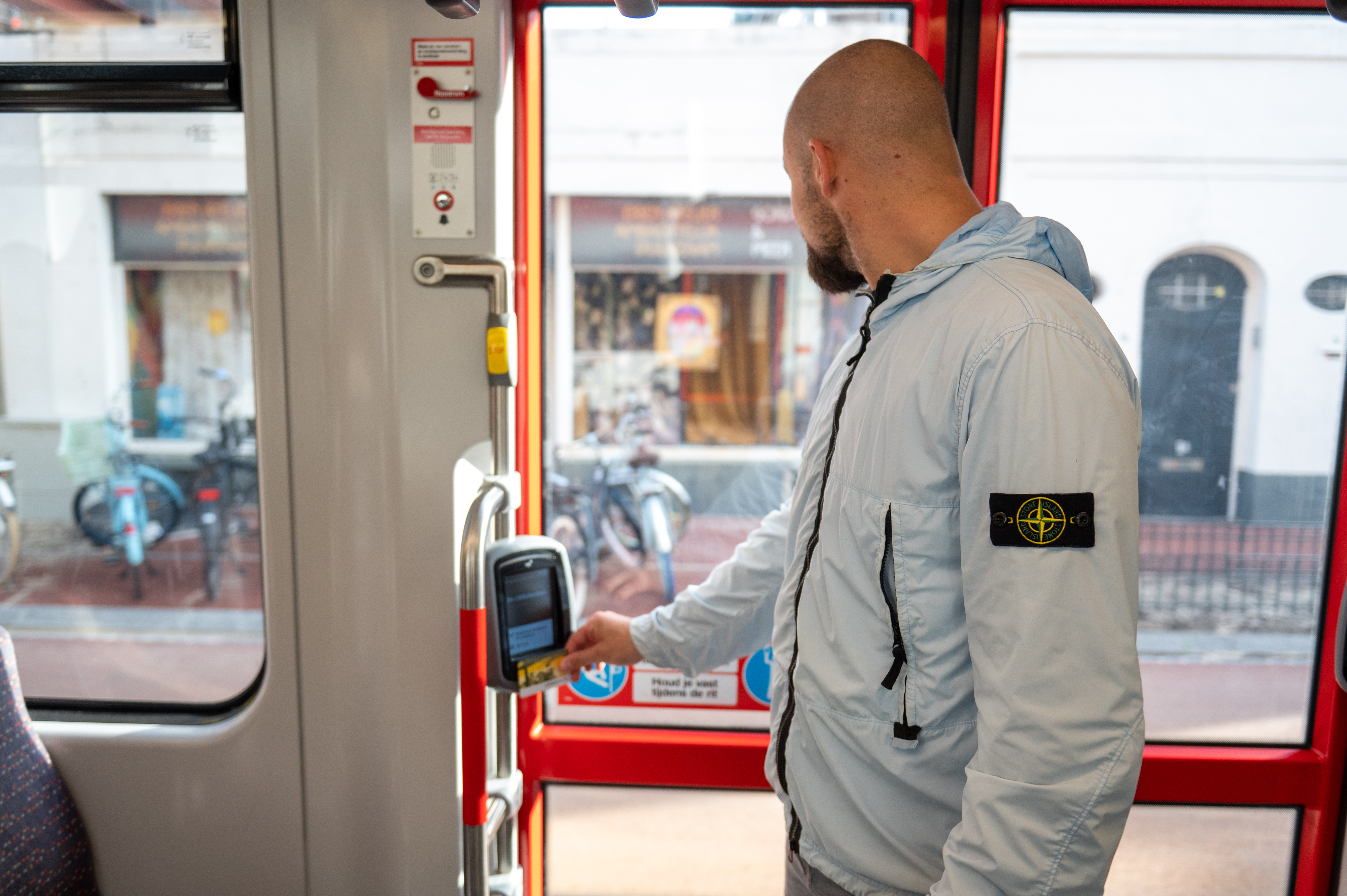 Reiziger checkt in met OV-chipkaart
